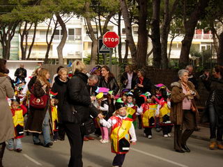 Rua de Carnaval organizada por la escuela GIMBEB&Eacute; en las calles del norte de Gav&agrave; Mar (1 de Febrero de 2008)